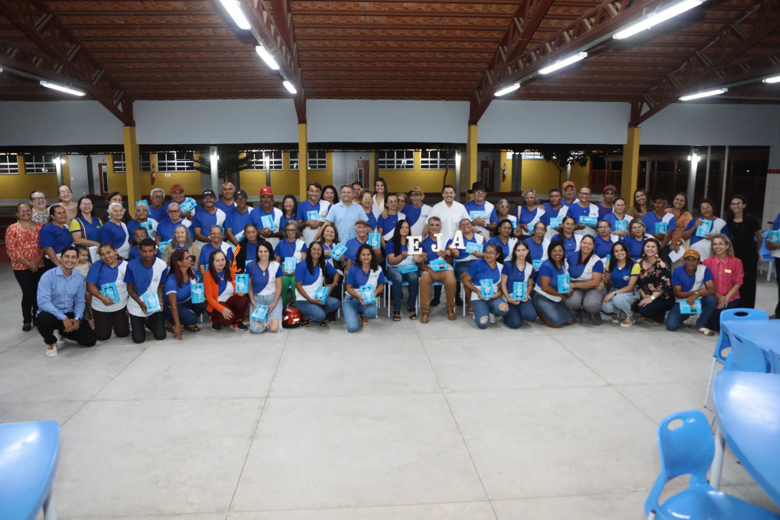 Prefeito Sandrinho entregou tablets a estudantes do EJA