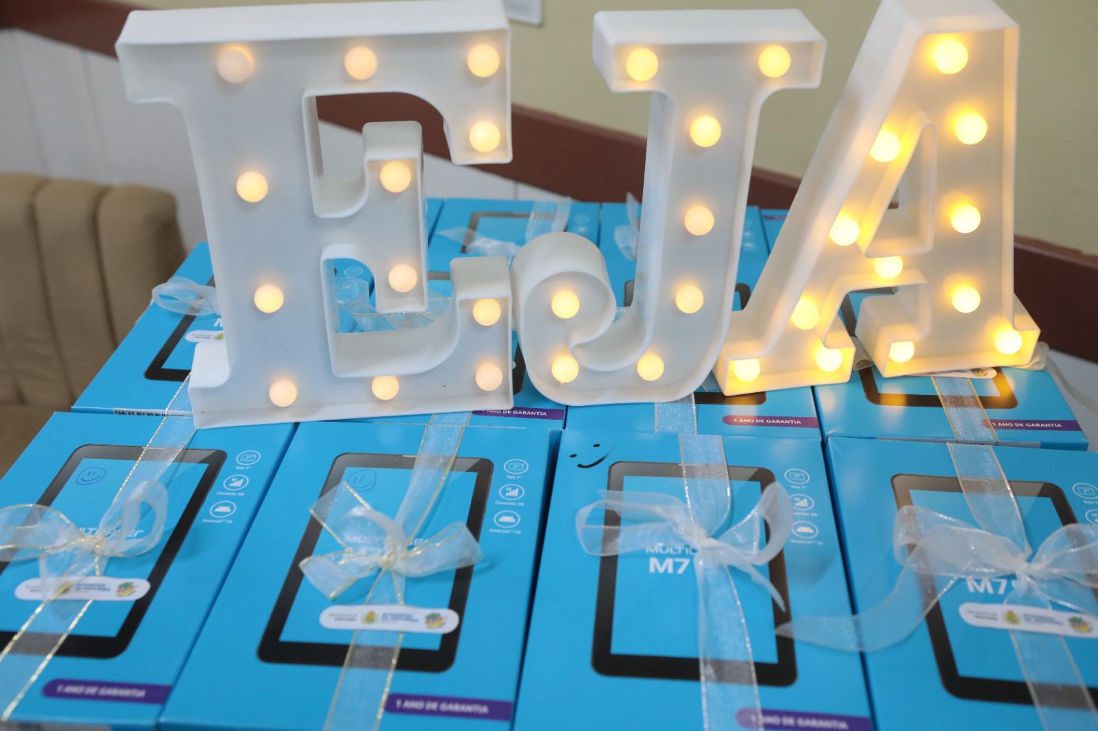 Prefeito Sandrinho entregou tablets a estudantes do EJA