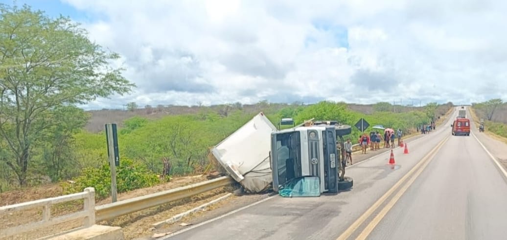 Caminhão tomba na BR 232, nesta segunda-feira, em Serra Talhada 1 Caminhão tomba na BR 232, nesta segunda-feira, em Serra Talhada