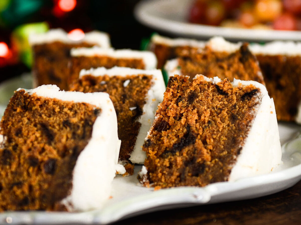 Escritora lança livro que reúne histórias de boleiras pernambucanas