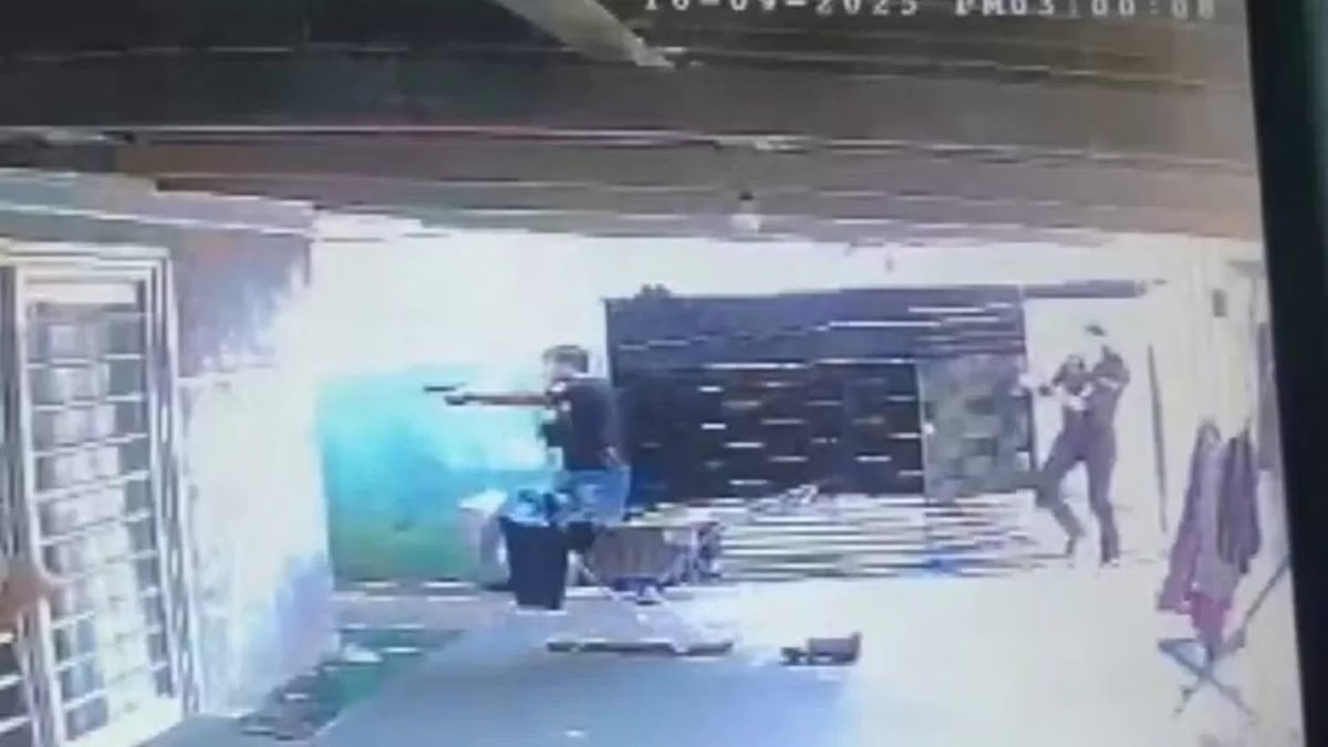 Mulher foge após 22 anos em cárcere privado e 3 filhos com o padrasto 1 Mulher foge após 22 anos em cárcere privado e 3 filhos com o padrasto - Foto: Reprodução