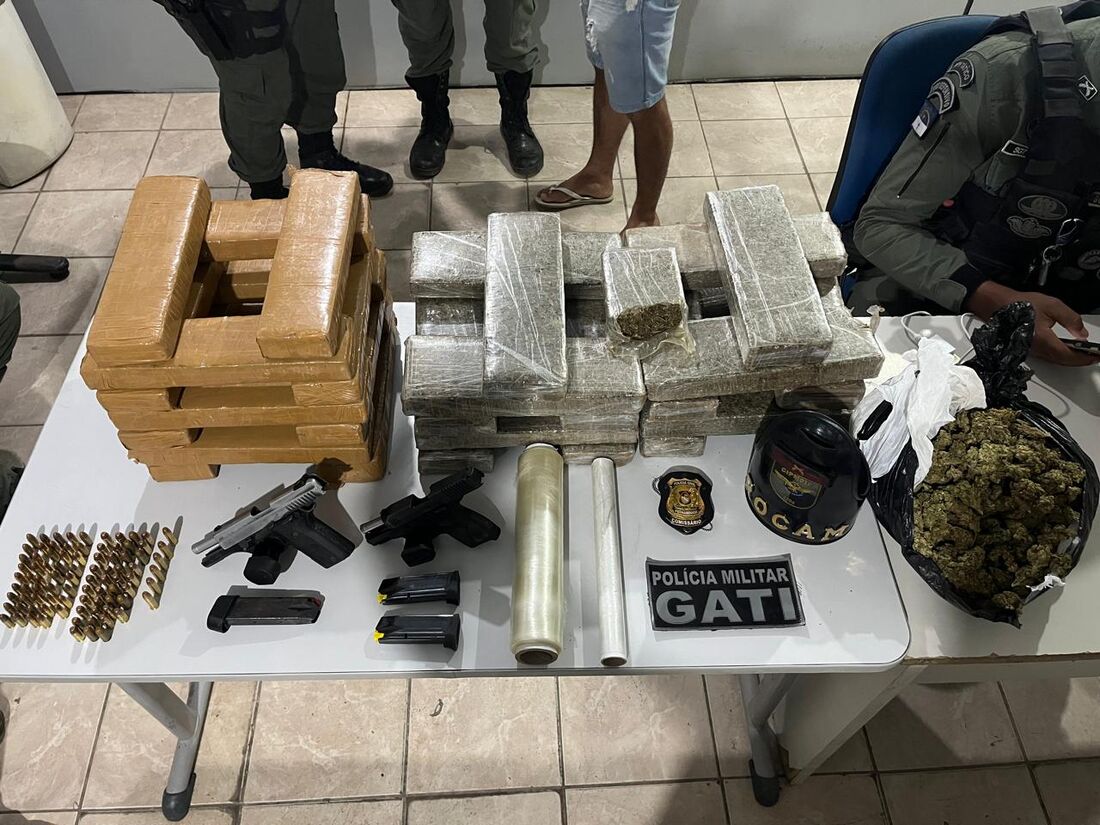 Homens são presos com 32 kg de maconha, armas e munições 1 Homens são presos com 32 kg de maconha, armas e munições - Foto: Polícia Militar de Pernambuco/Divulgação