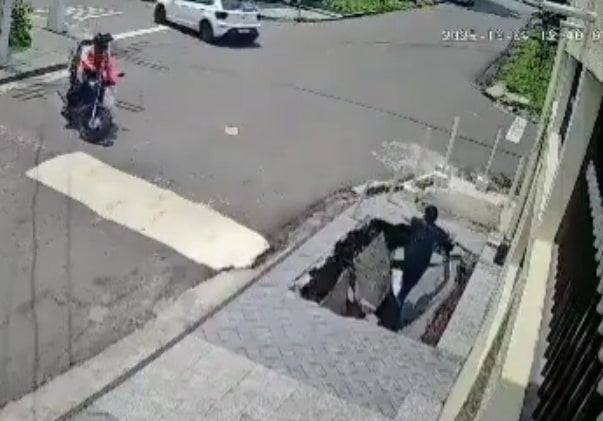 Jovem é engolido por buraco que se abriu em calçada em Manaus - Foto: Reprodução/Redes Sociais
