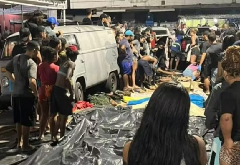RJ: Ao menos 55 corpos são levados por moradores para praça um dia após megaoperação - Foto: Reprodução