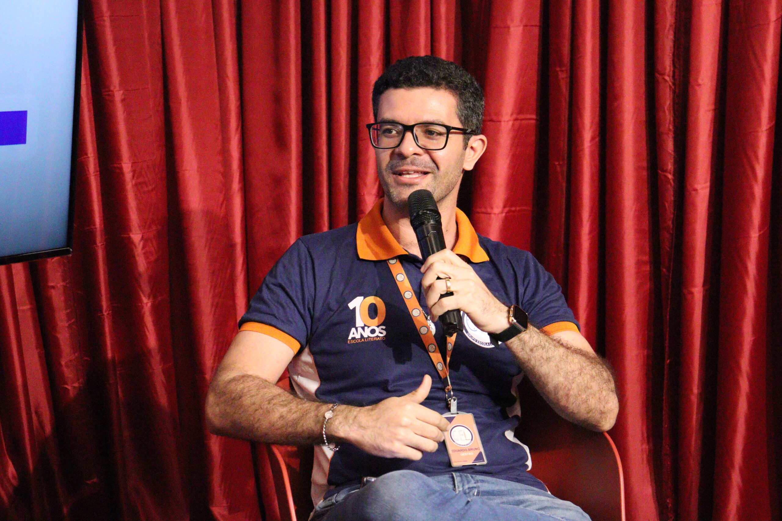 Literato debate Educação e Inteligência Artificial em Serra Talhada 1 literato fala sobre educação e inteligência artificial