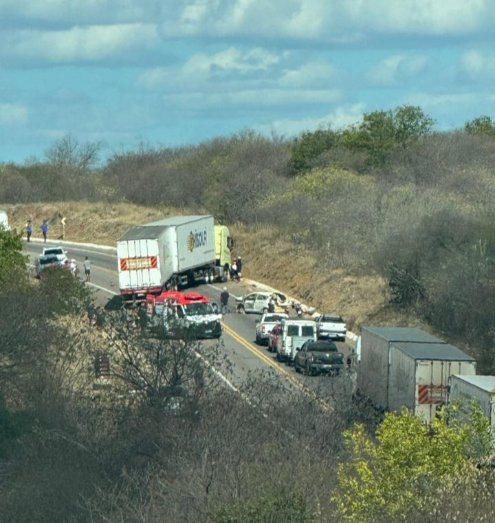Jovem de 26 anos é arremessado de veículo em acidente na BR-232, em ST