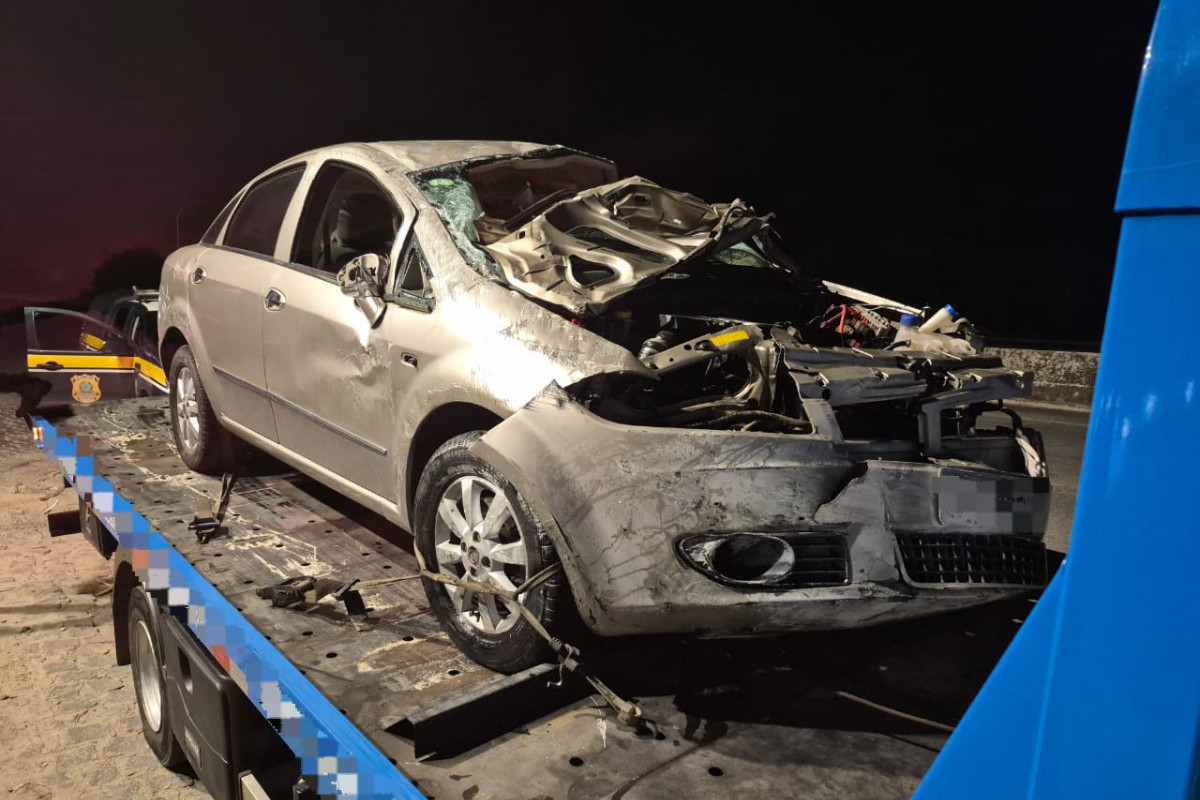 Carro capota na BR-101 e motorista fica ferido Foto: divulgação PRF