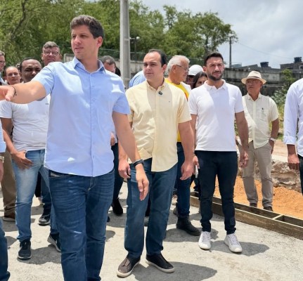 Breno 'cola' em João Campos enquanto Márcia assinava convênio com Raquel