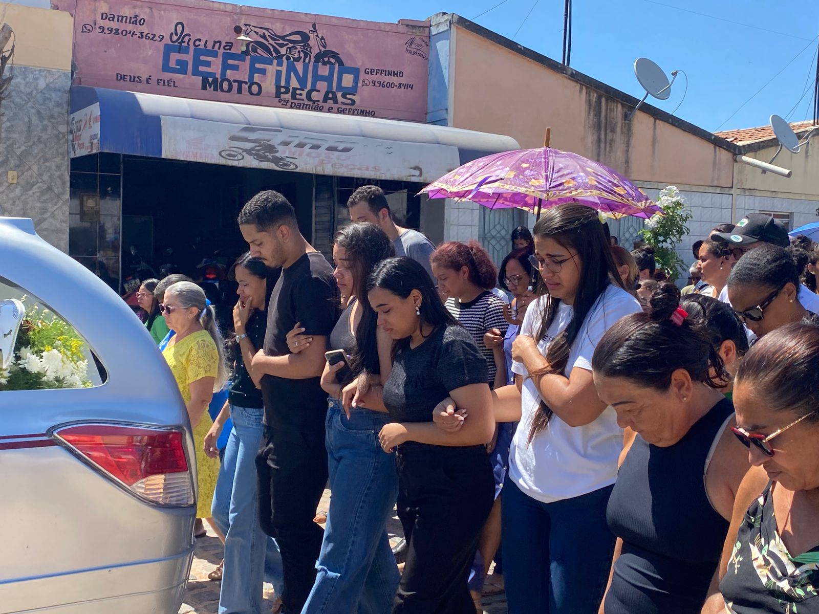 Dor, lágrimas e multidão marcam último adeus a Priscila Farias nesta 5ª