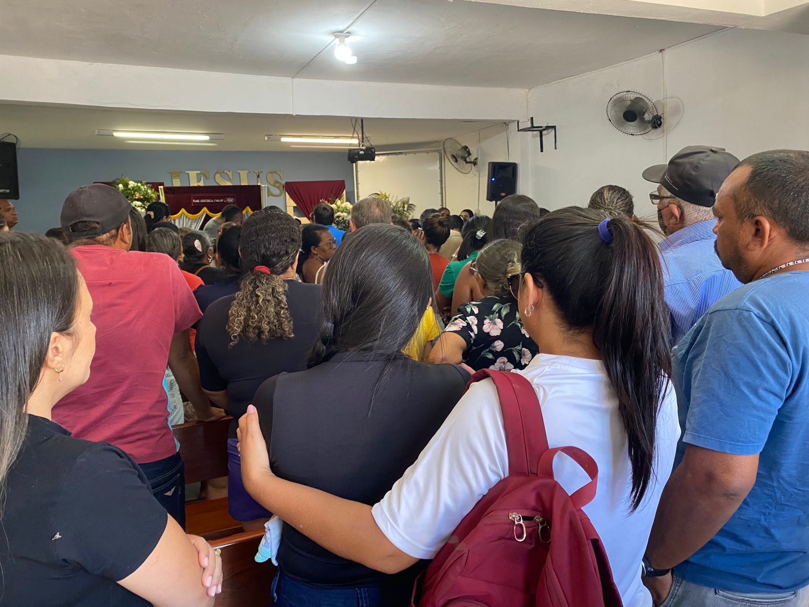 Multidão no último adeus a Priscila