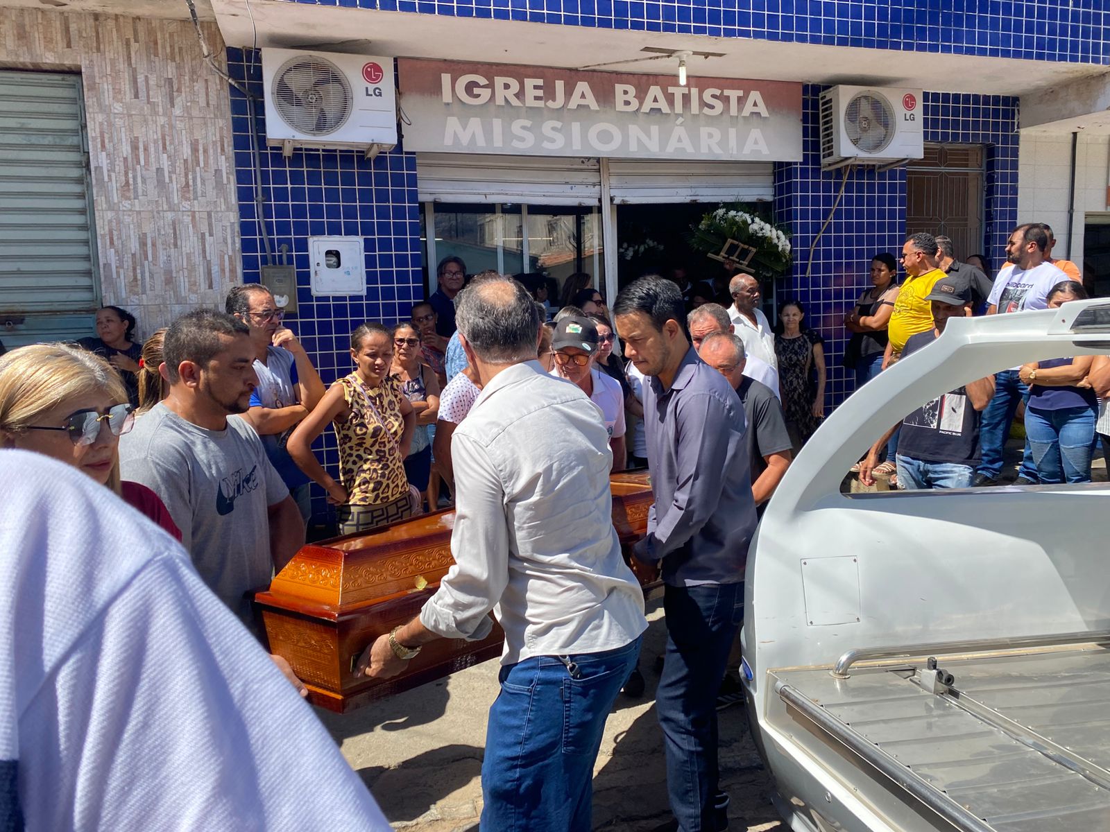 Dor, lágrimas e multidão marcam último adeus a Priscila Farias nesta 5ª