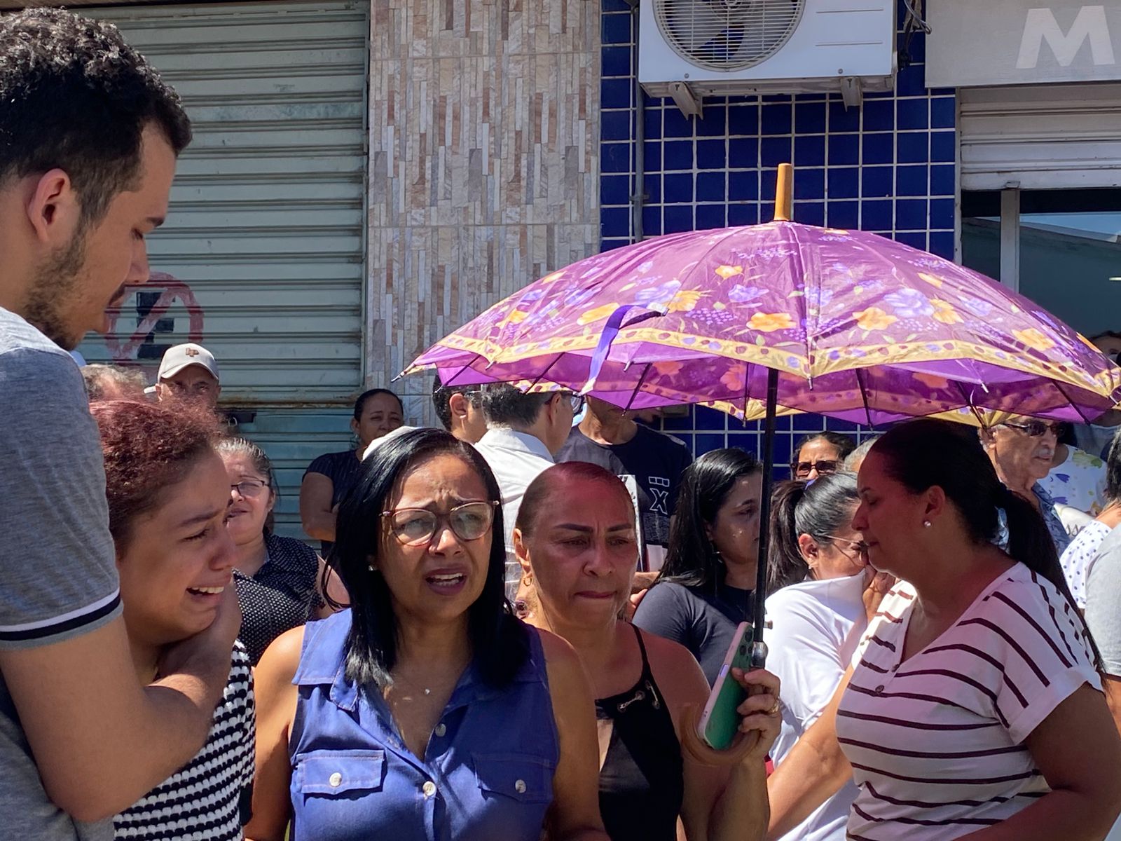 Dor, lágrimas e multidão marcam último adeus a Priscila Farias nesta 5ª