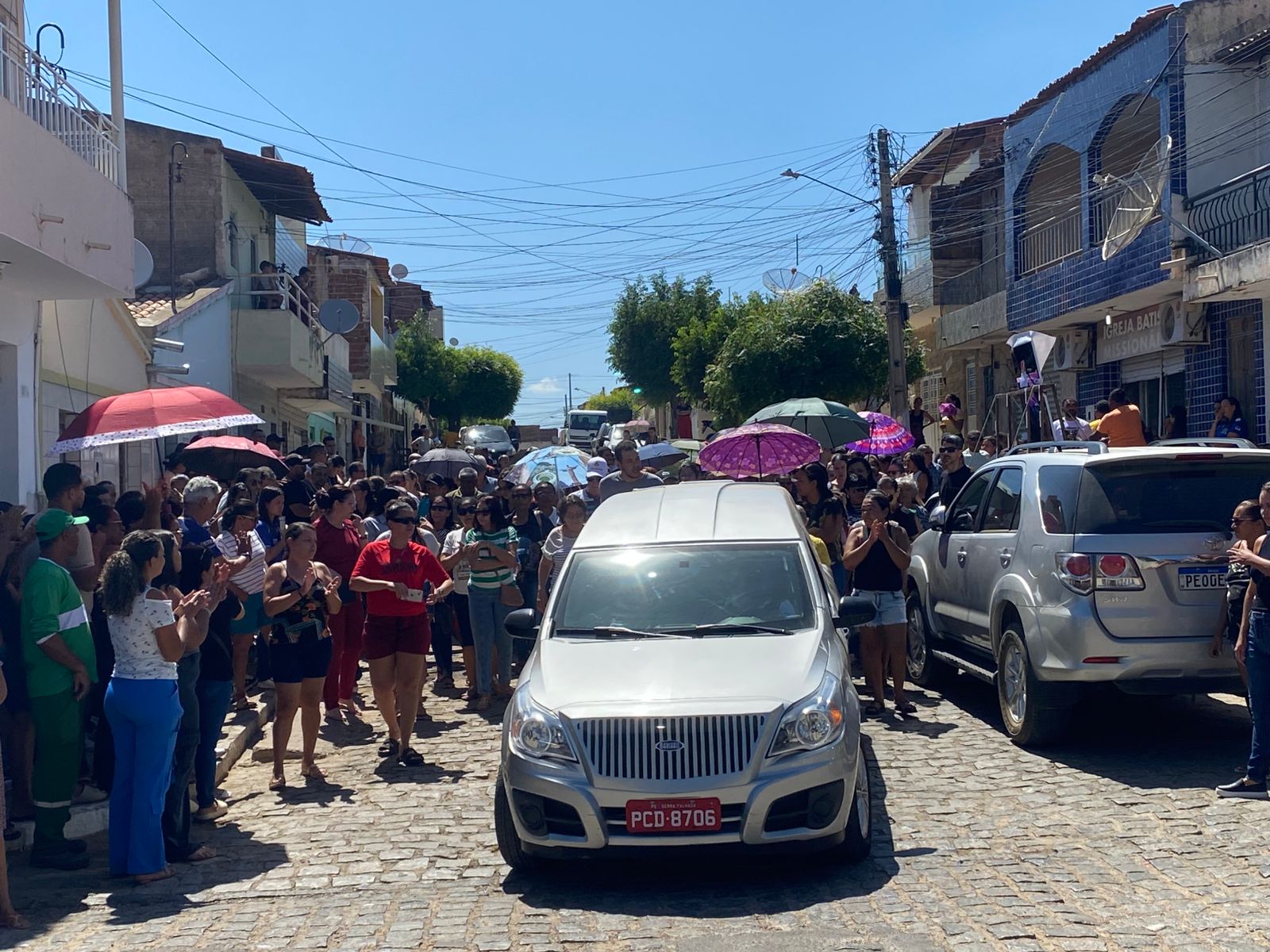 Dor, lágrimas e multidão marcam último adeus a Priscila Farias nesta 5ª