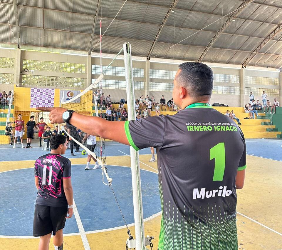 Erem Irnero Ignácio doa para pessoas em situação de rua em Serra Talhada