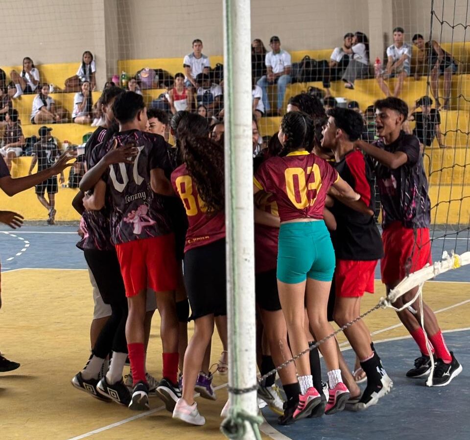 Erem Irnero Ignácio doa para pessoas em situação de rua em Serra Talhada