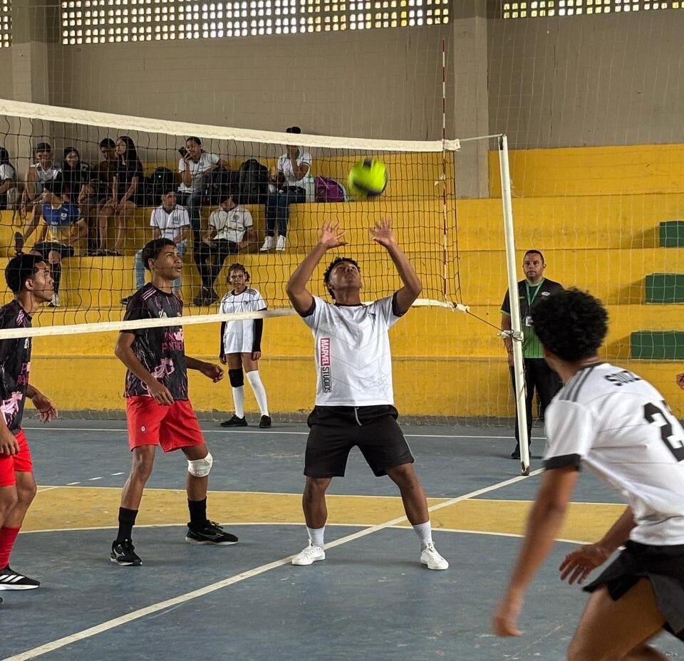 Erem Irnero Ignácio doa para pessoas em situação de rua em Serra Talhada