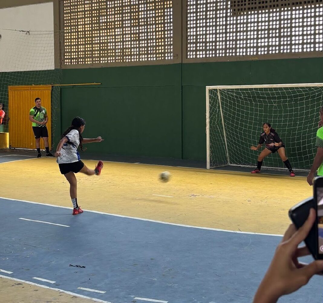 Erem Irnero Ignácio doa para pessoas em situação de rua em Serra Talhada