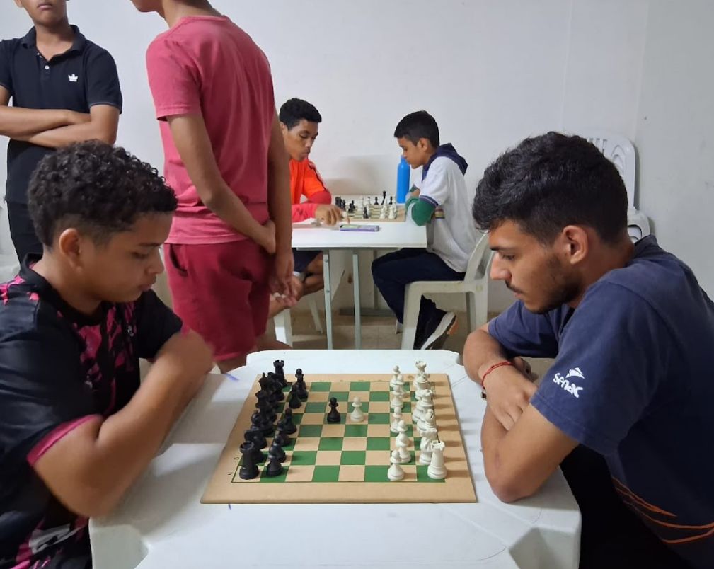 Erem Irnero Ignácio doa para pessoas em situação de rua em Serra Talhada