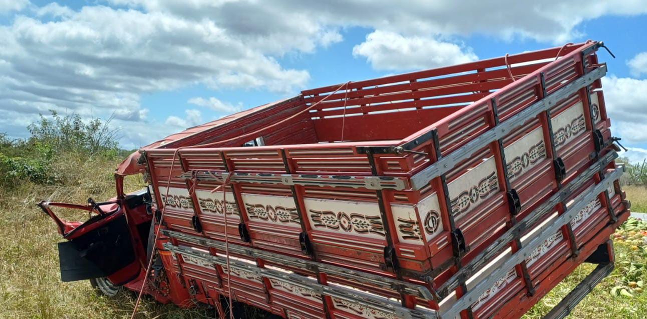 Uma pessoa morre e duas ficam feridas após caminhão capotar 1 Uma pessoa morre e duas ficam feridas após caminhão capotar - Foto: Divulgação/PRF