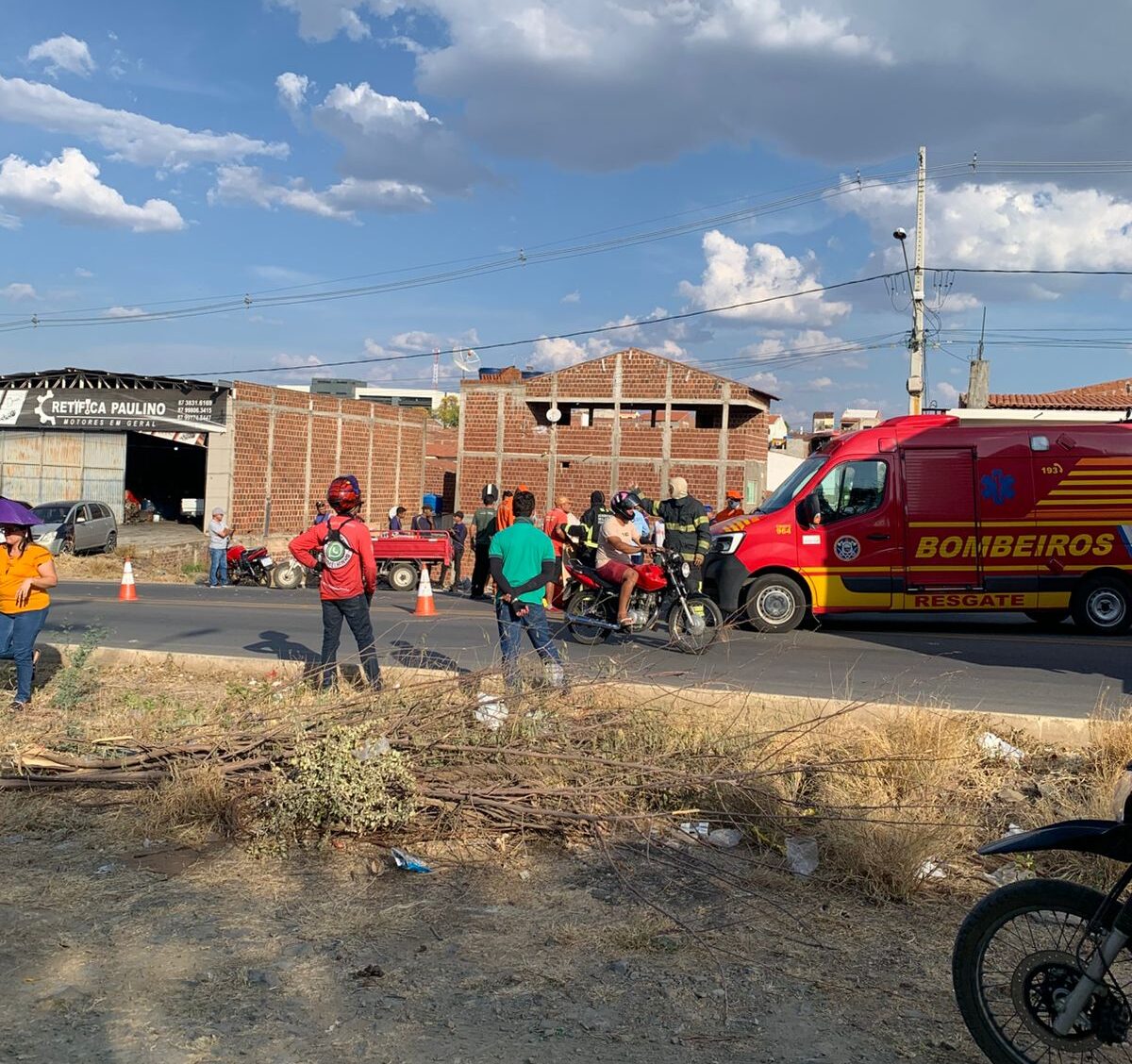 Carro e moto colidem na Av. Triunfo em Serra Talhada; bombeiros no local 1 Foto: Reprodução