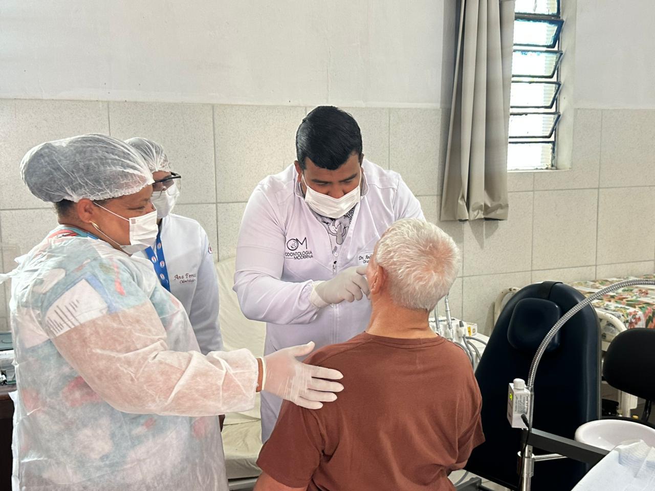 Saúde levou odontologistas ao Abrigo Ana Ribeiro nesta 3ª em Serra Talhada