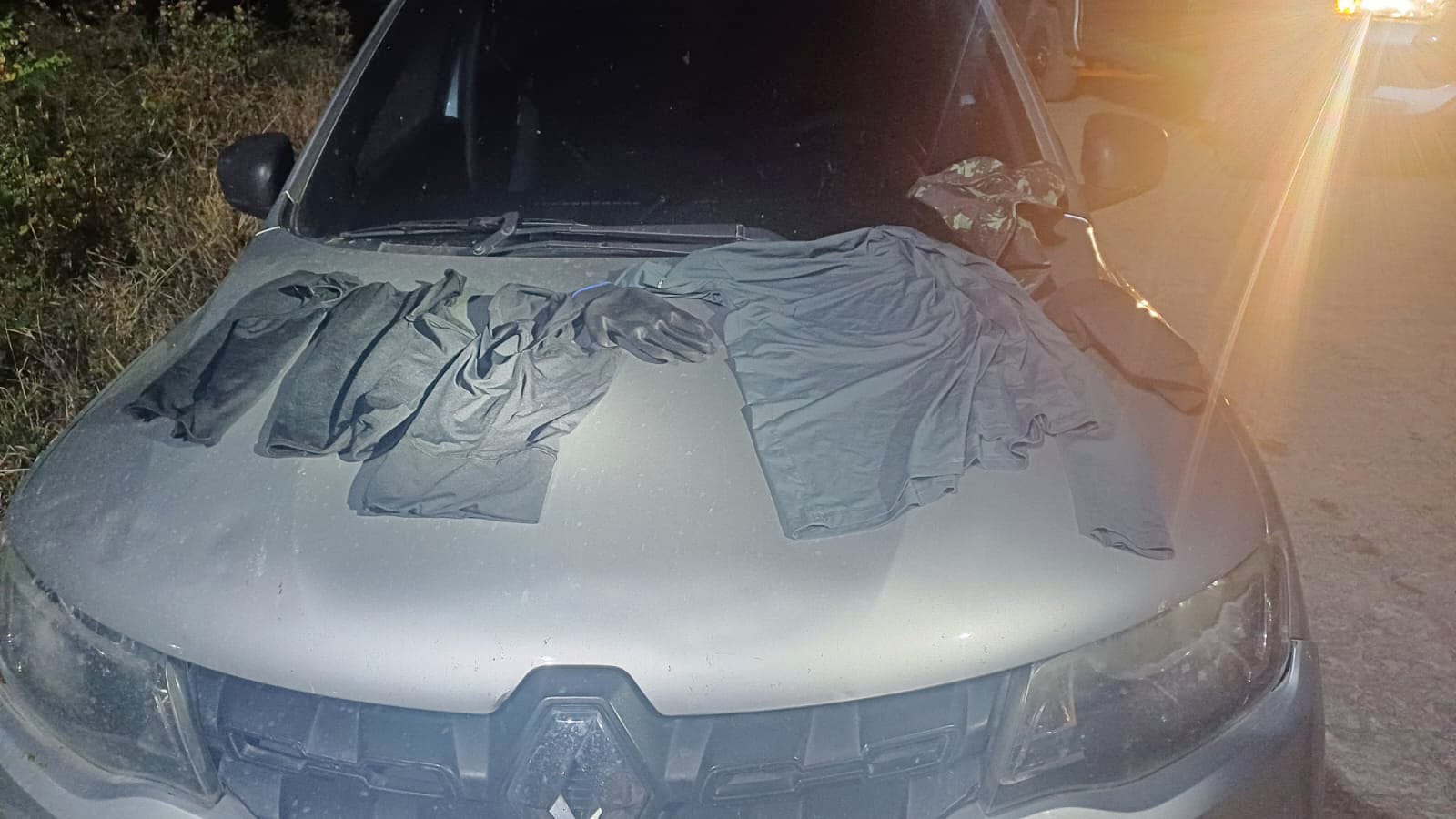 Após fuga pela BR 232, PRF e 8ª CIPM apreendem carro 1 Após fuga pela BR 232, PRF e 8ª CIPM apreendem carro - Foto: Divulgação/PRF