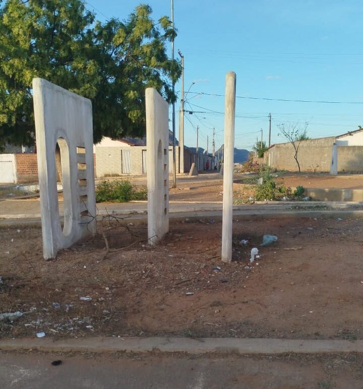 Leitora denuncia mais um caso de praça abandonada em Serra Talhada