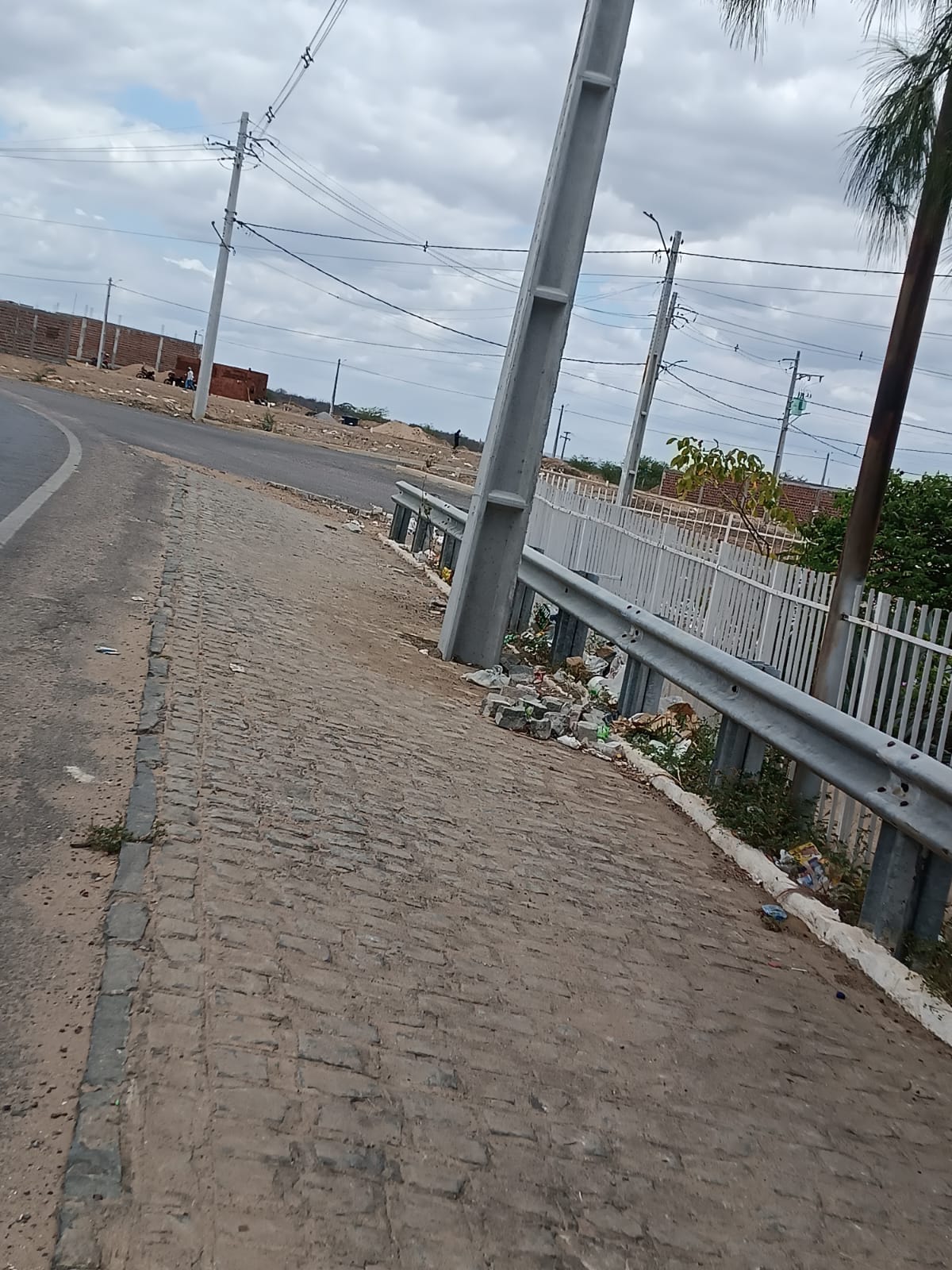 Leitora denuncia acúmulo de lixo próximo ao CRAS da Caxixola