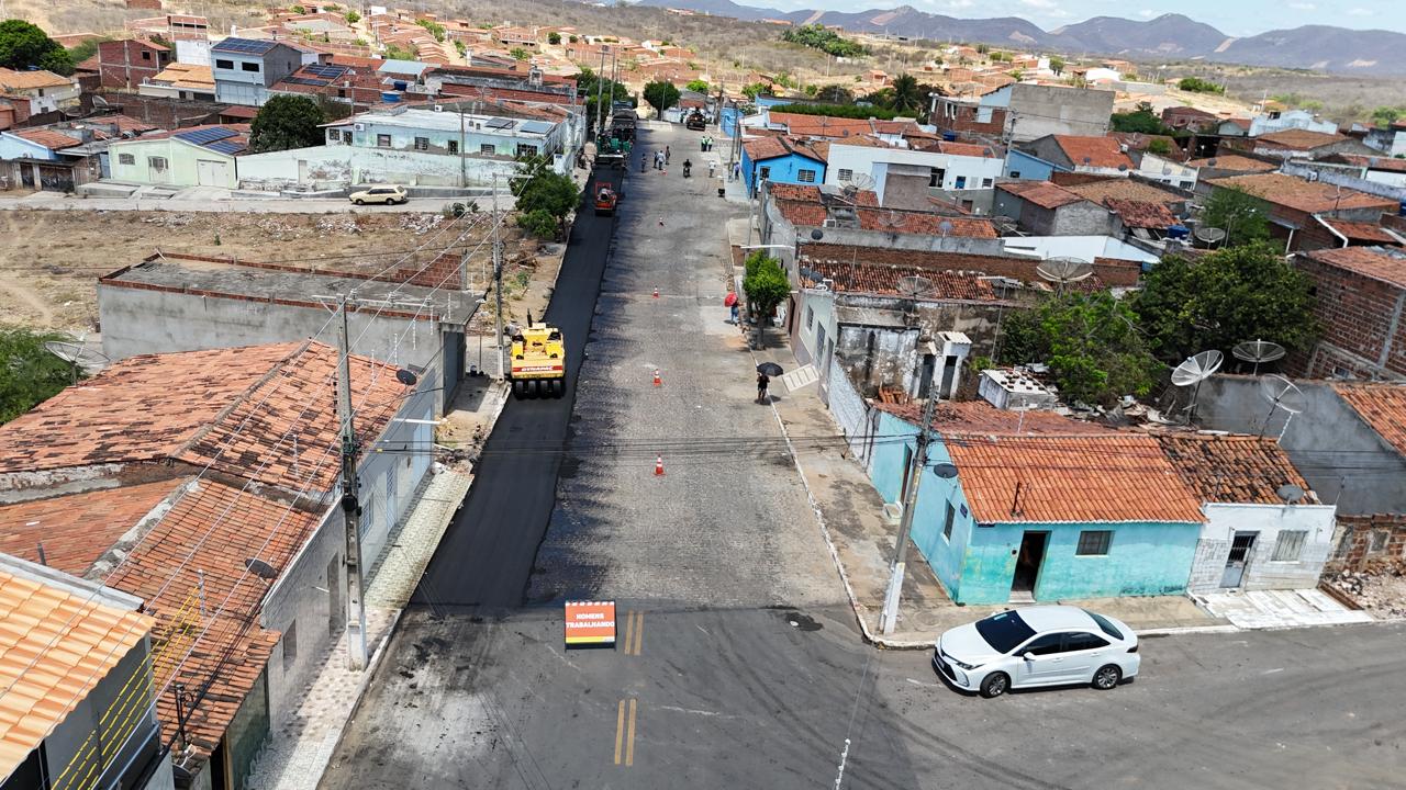 Prefeitura entrega novo asfaltamento em três ruas