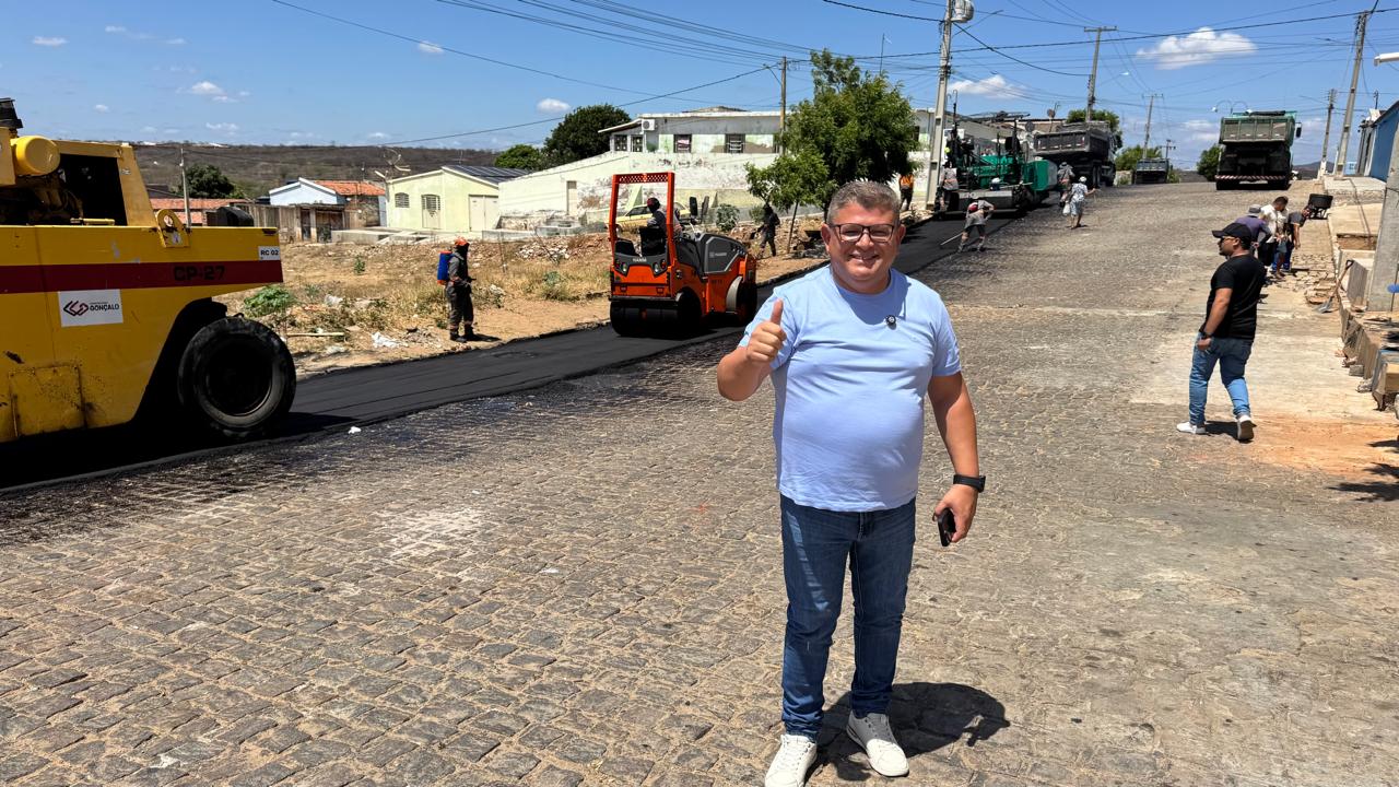 Prefeitura entrega novo asfaltamento em três ruas 1 Prefeitura entrega novo asfaltamento em três ruas da cidade - Fotos: Divulgação