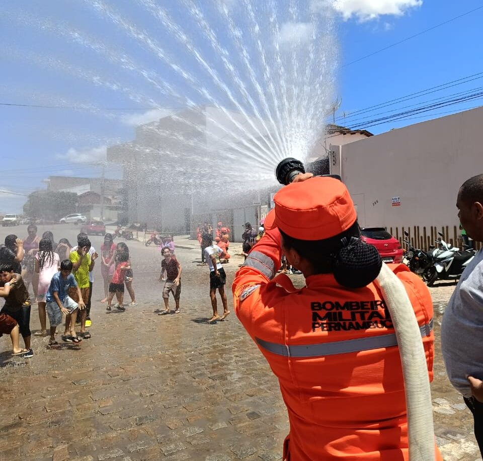 Bombeiros realizam ação especial para crianças da APAE Serra Talhada 1 Imagens enviadas ao Farol