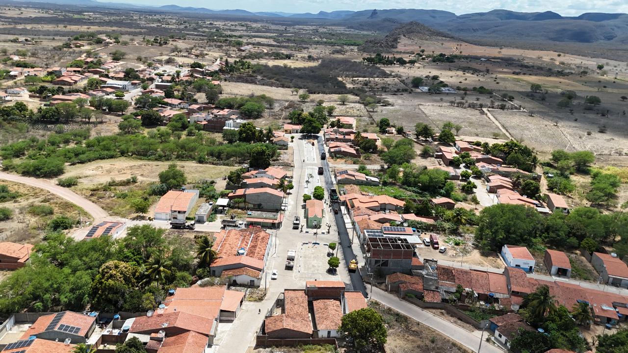 Prefeitura entrega ruas asfaltadas em Roças Velhas