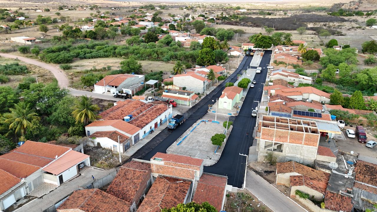 Prefeitura entrega ruas asfaltadas em Roças Velhas