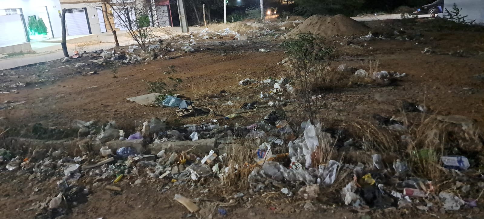 Moradores transformam ruas de bairro de Serra Talhada em lixão a céu aberto