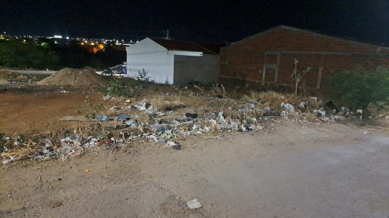 Moradores transformam ruas de bairro de Serra Talhada em lixão a céu aberto