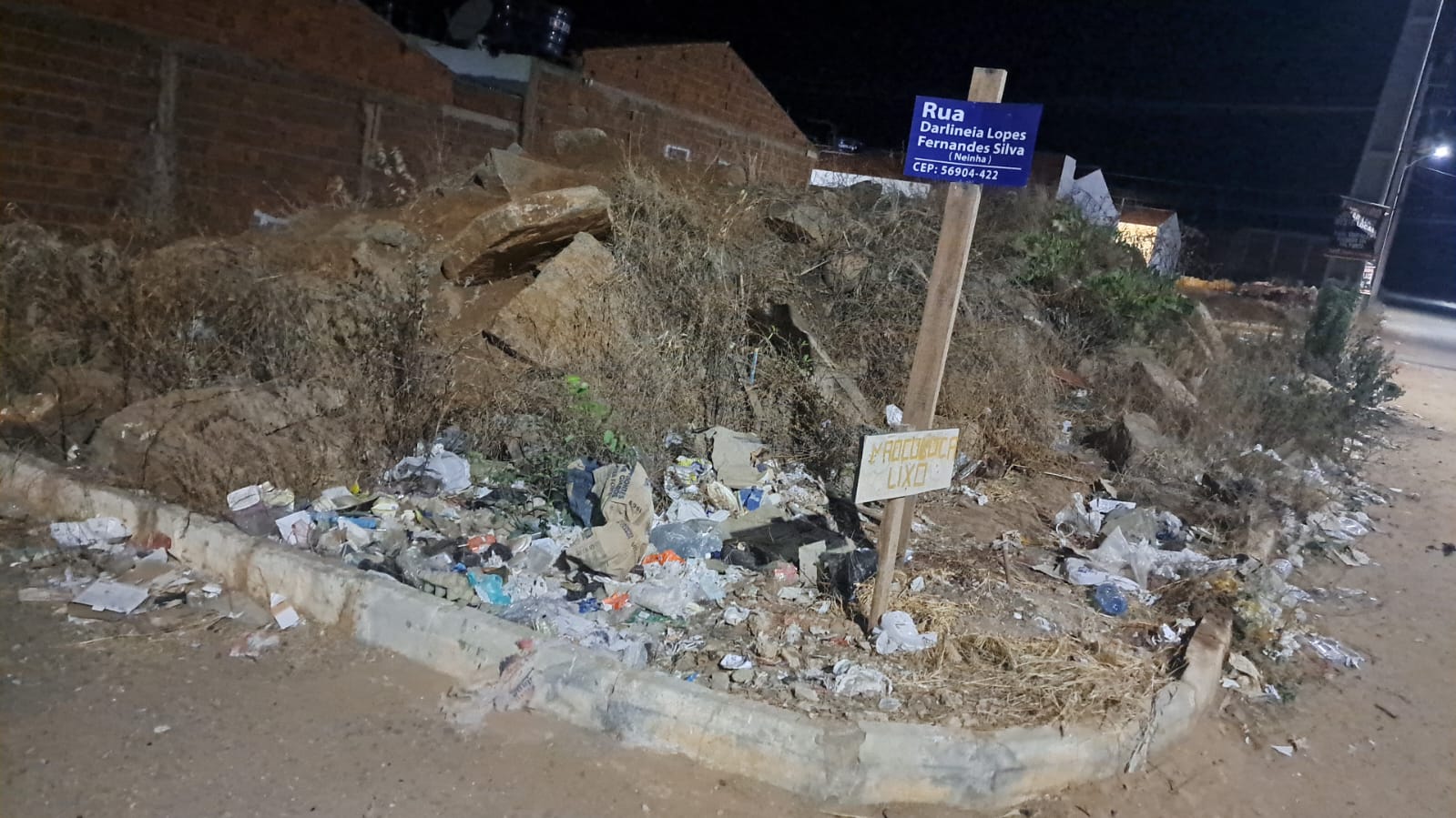 Moradores transformam ruas de bairro de Serra Talhada em lixão a céu aberto 1 Fotos enviadas ao Farol