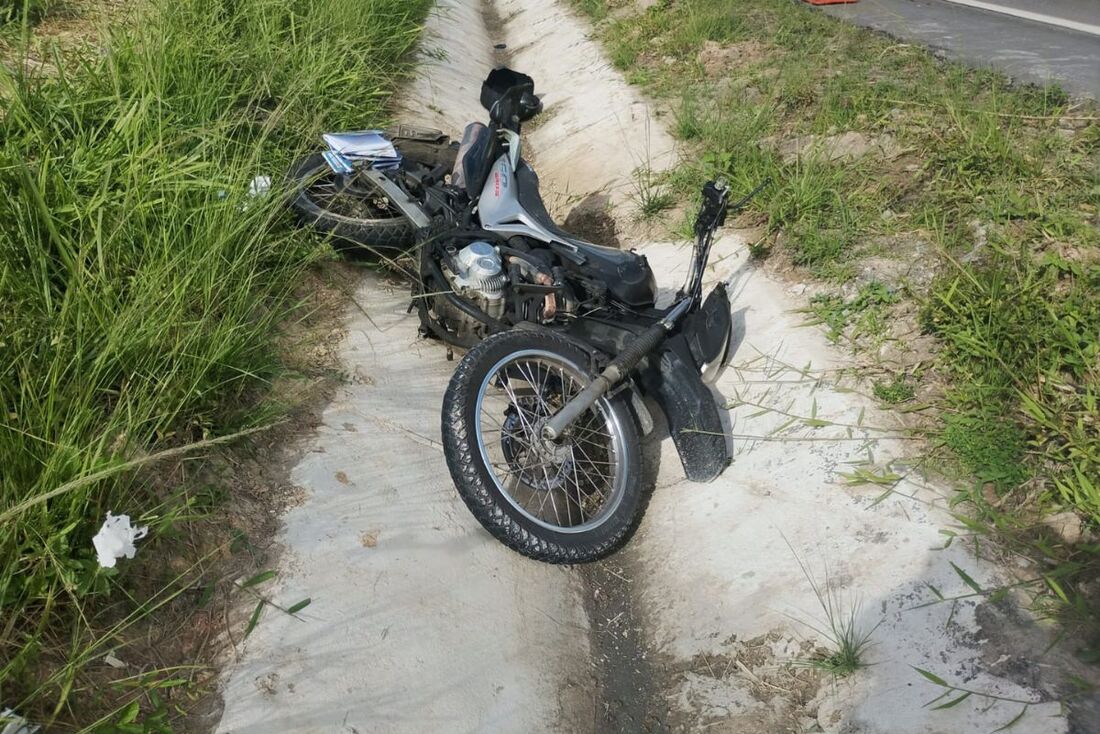 Motociclista colide com poste e morre na BR-101 - Foto: PRF/Divulgação