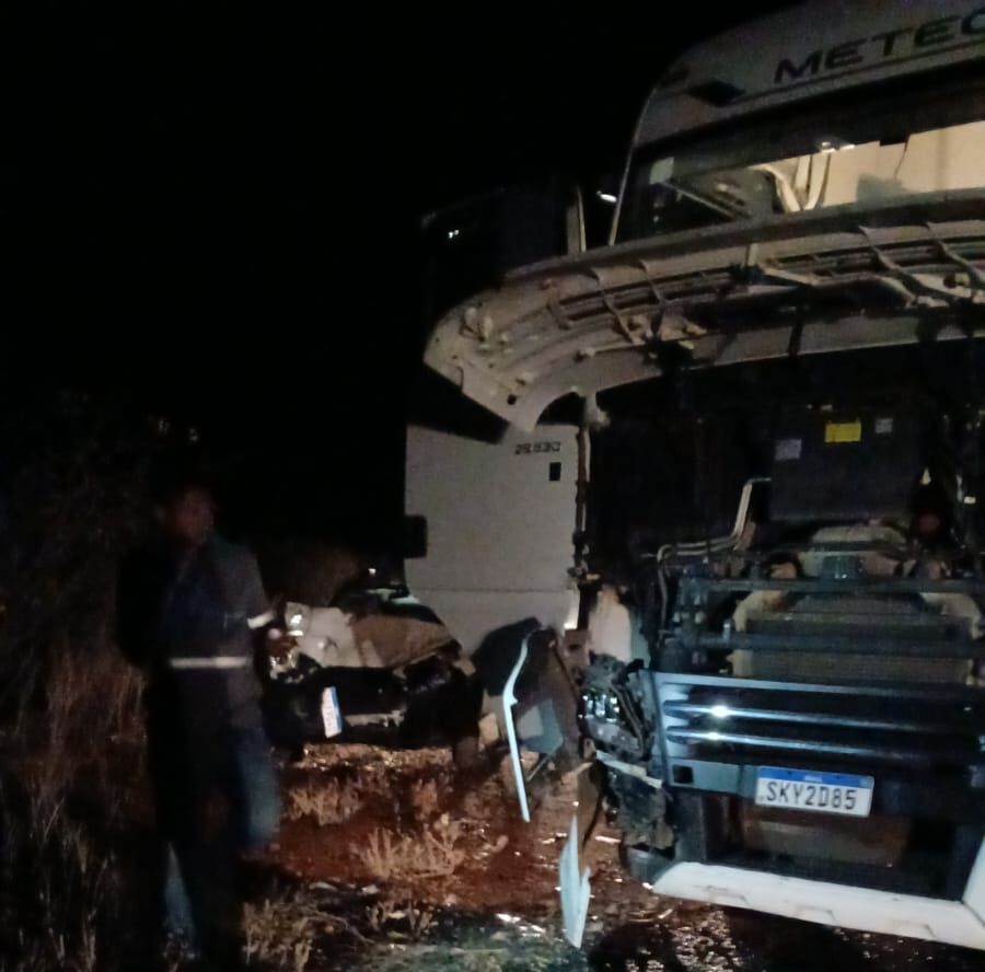 Caminhão tanque desvia de animal, mas colide contra carro na PE-390