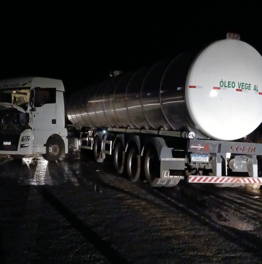 Caminhão tanque desvia de animal, mas colide contra carro na PE-390 1 caminhão tanque colide