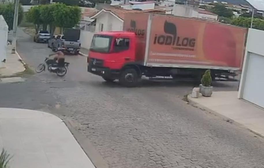 Vídeo: Caminhão e moto colidem na principal rua do bairro AABB em ST 1 Vídeo: Caminhão e moto colidem na principal rua do bairro AABB em ST