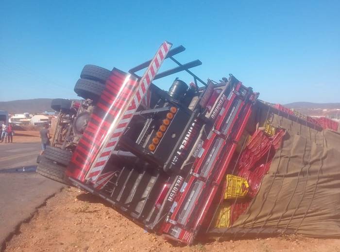 Motorista flagra tombamento de caminhão carregado de frutas no Sertão