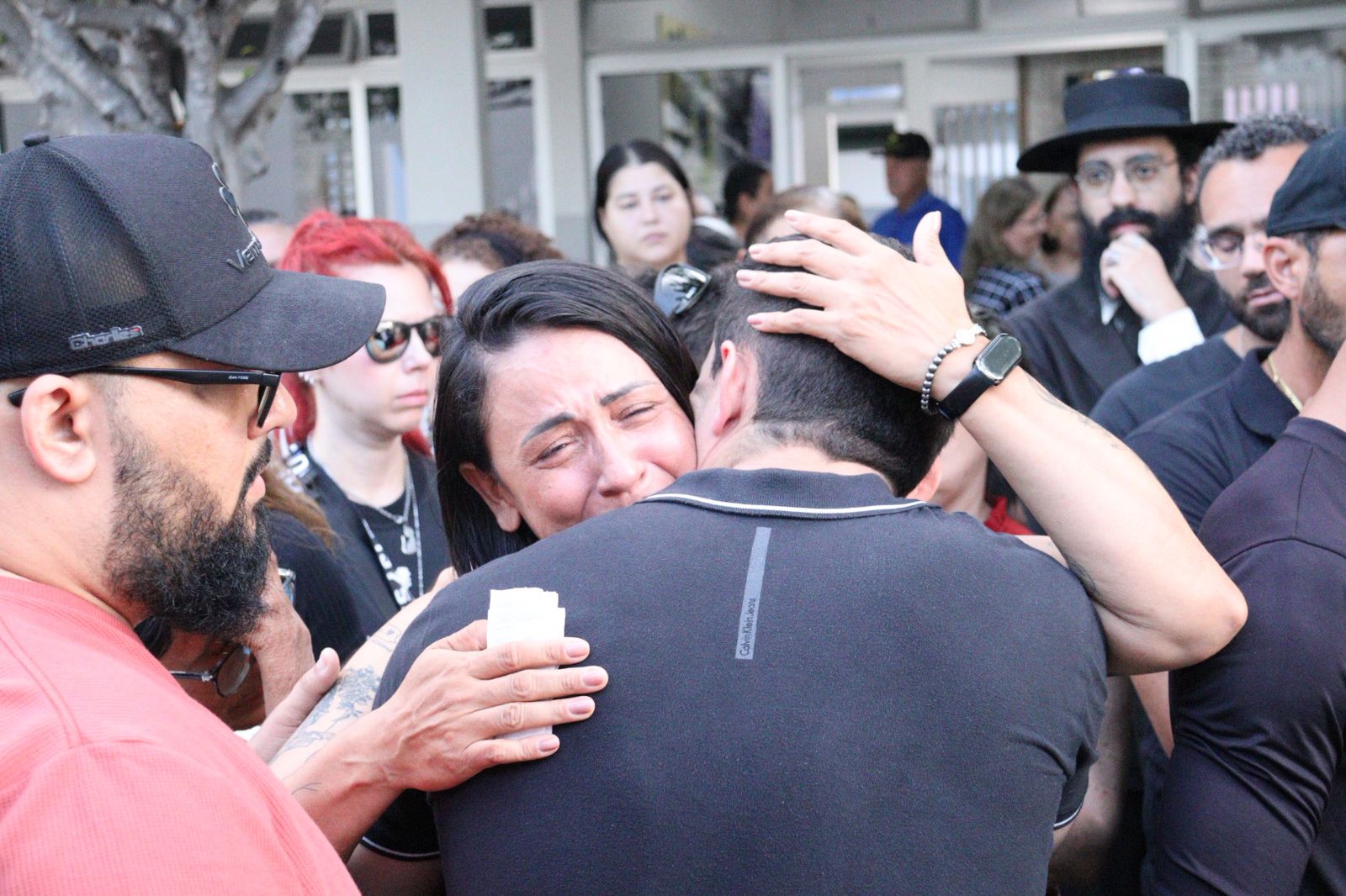 Familiares e amigos se emocionam em adeus a Ênio Souza em ST 1 familiares e amigos no último adeus