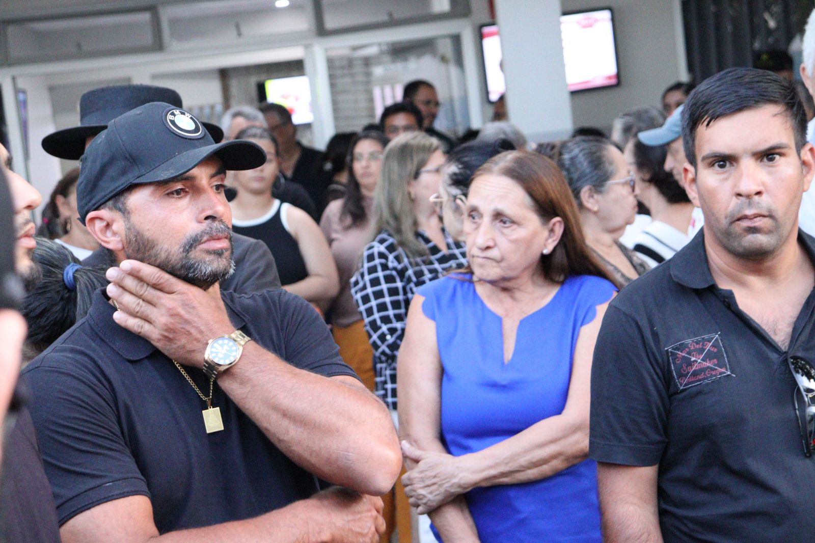 Familiares e amigos se emocionam em adeus a Ênio Souza em ST