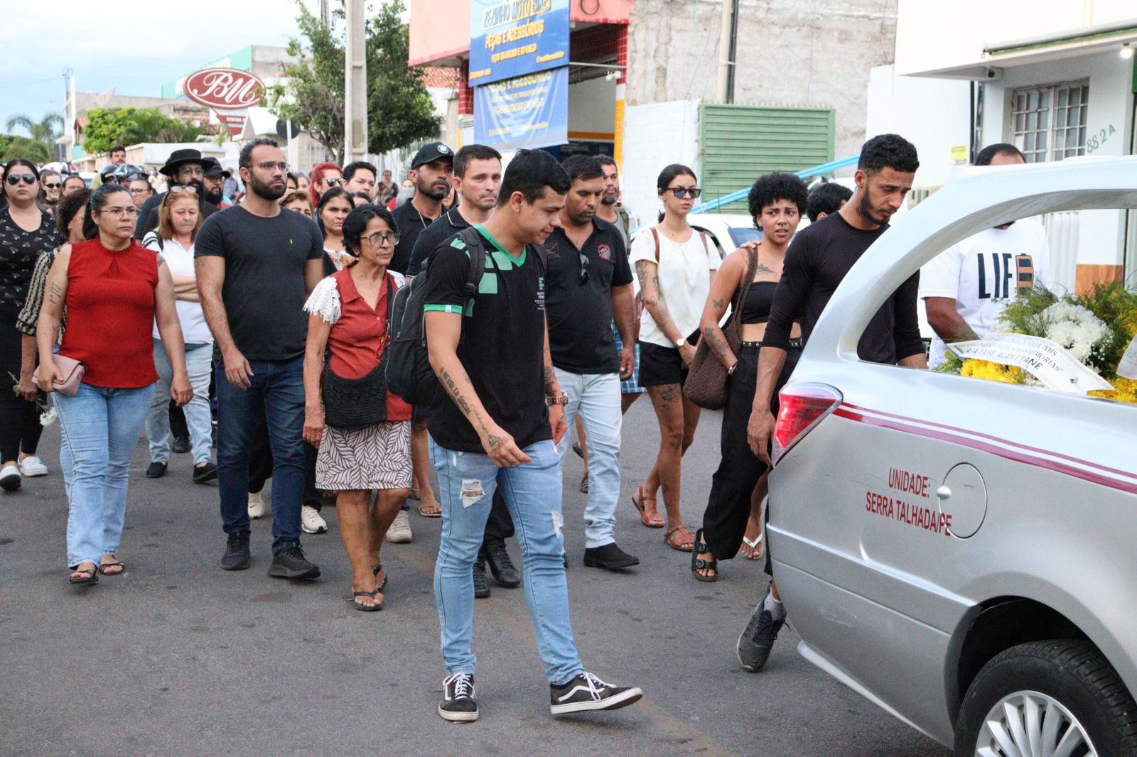 Familiares e amigos se emocionam em adeus a Ênio Souza em ST