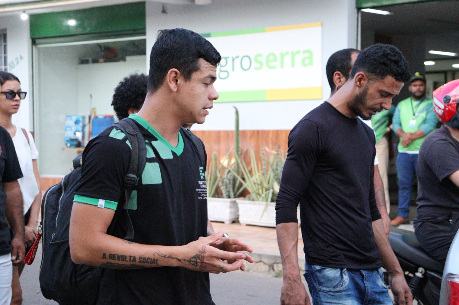 Familiares e amigos se emocionam em adeus a Ênio Souza em ST