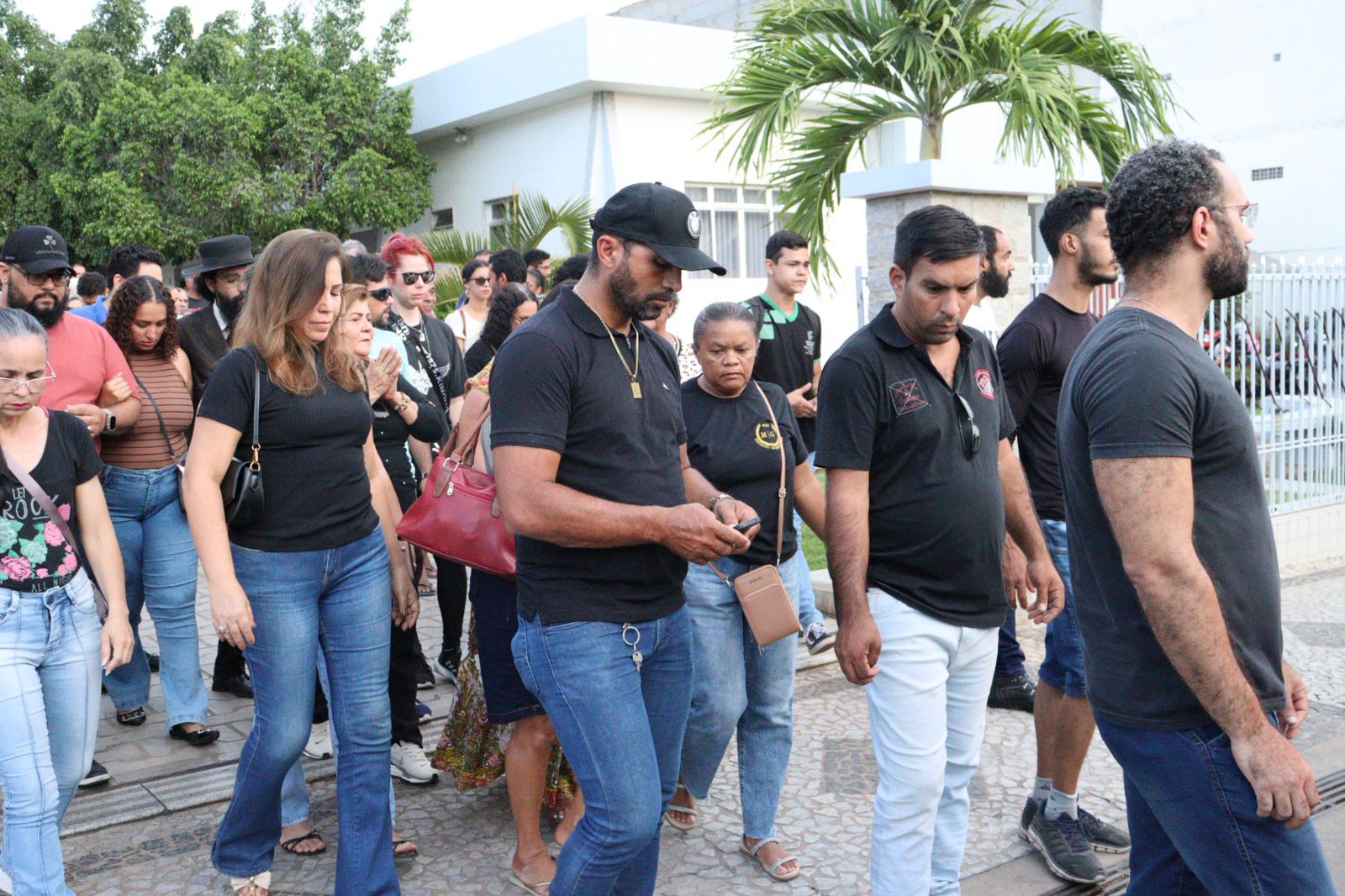 Familiares e amigos se emocionam em adeus a Ênio Souza em ST