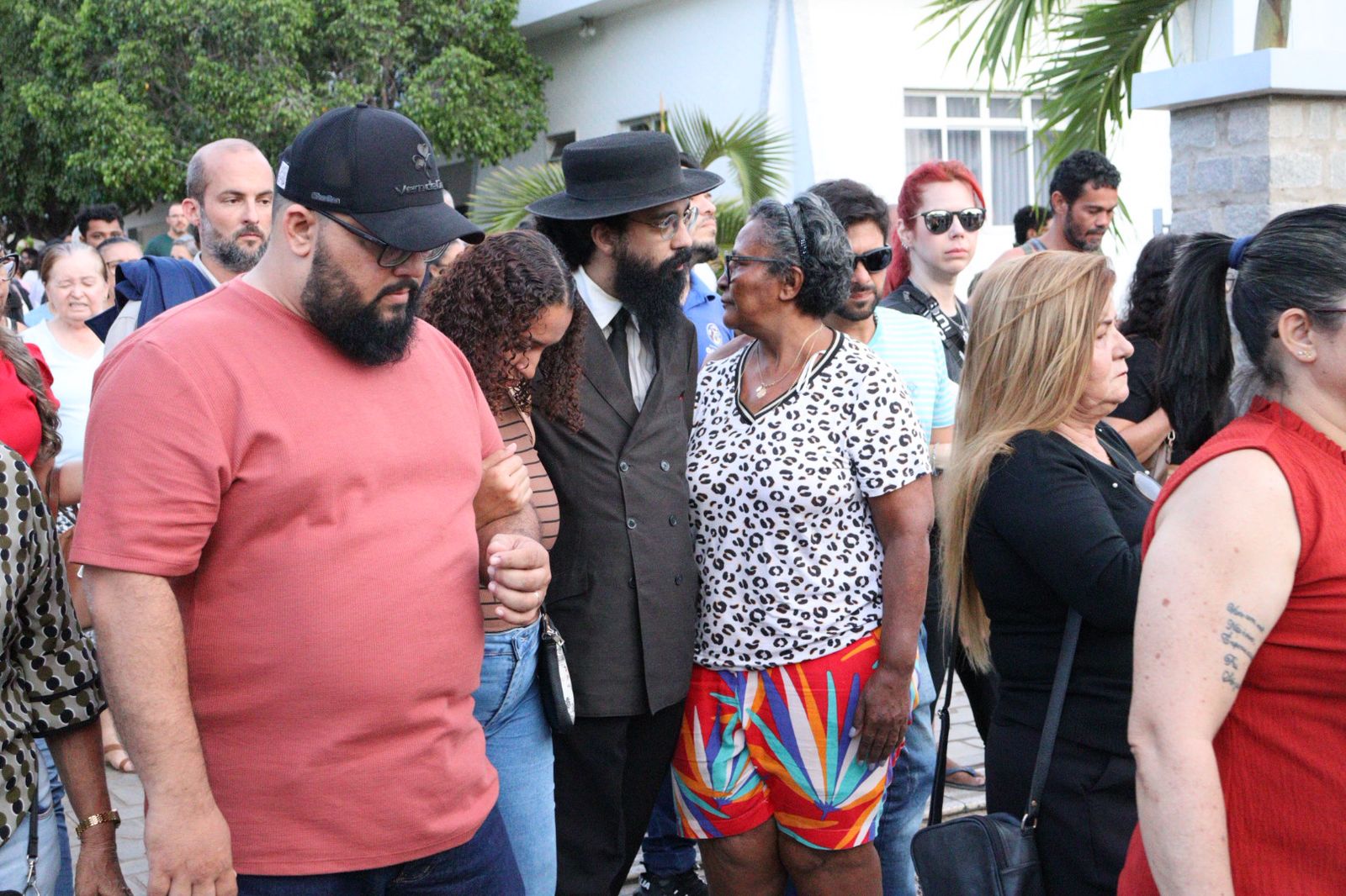Familiares e amigos se emocionam em adeus a Ênio Souza em ST