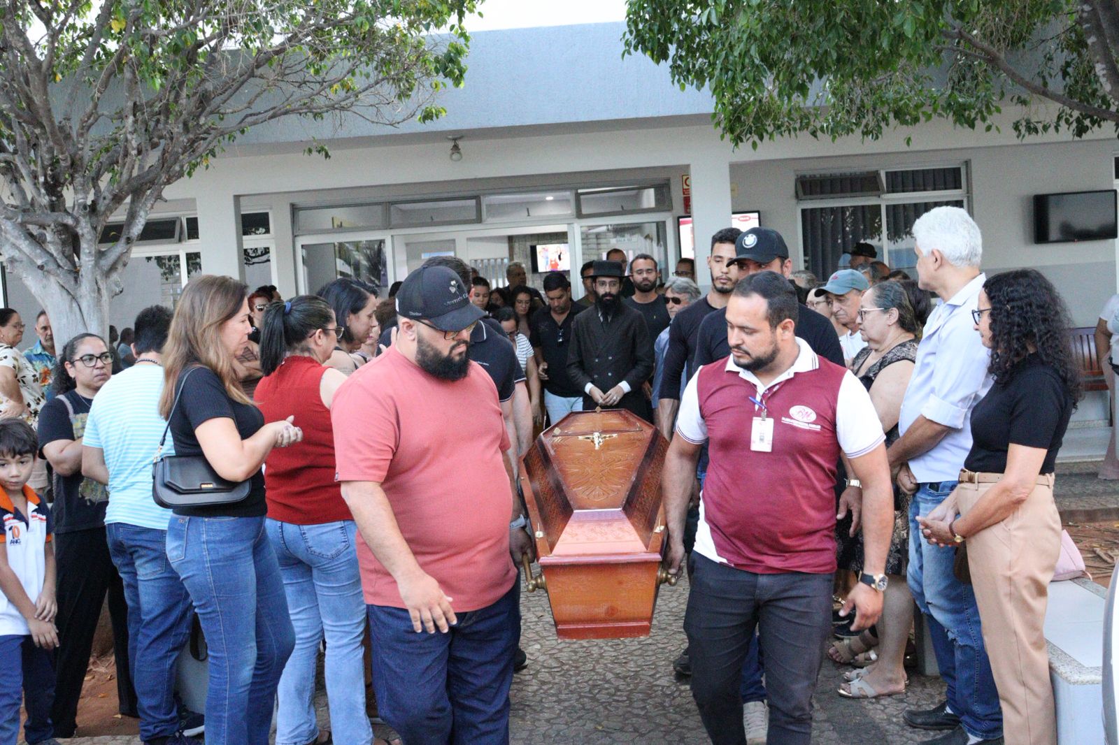 Familiares e amigos se emocionam em adeus a Ênio Souza em ST