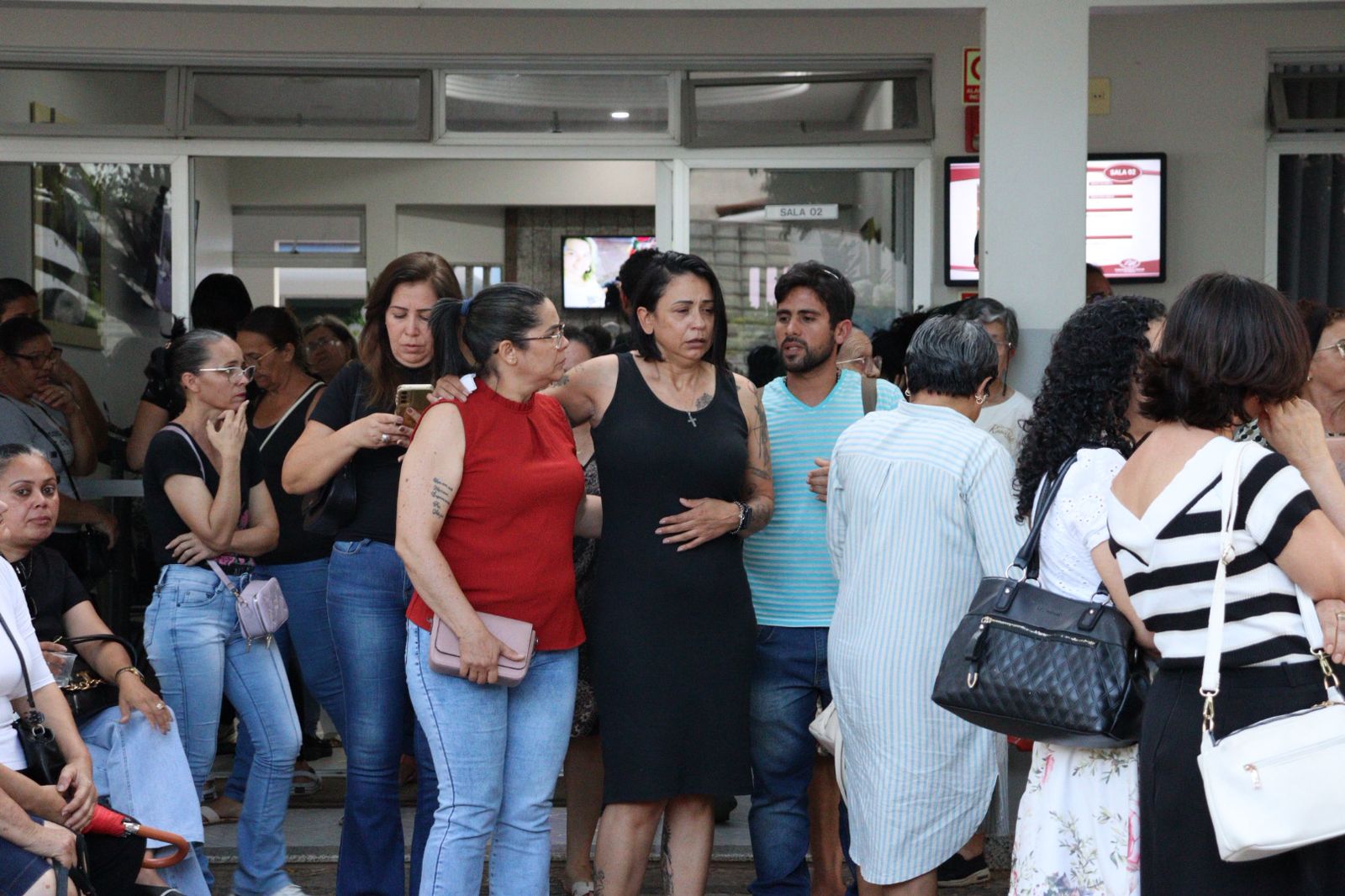 Familiares e amigos se emocionam em adeus a Ênio Souza em ST
