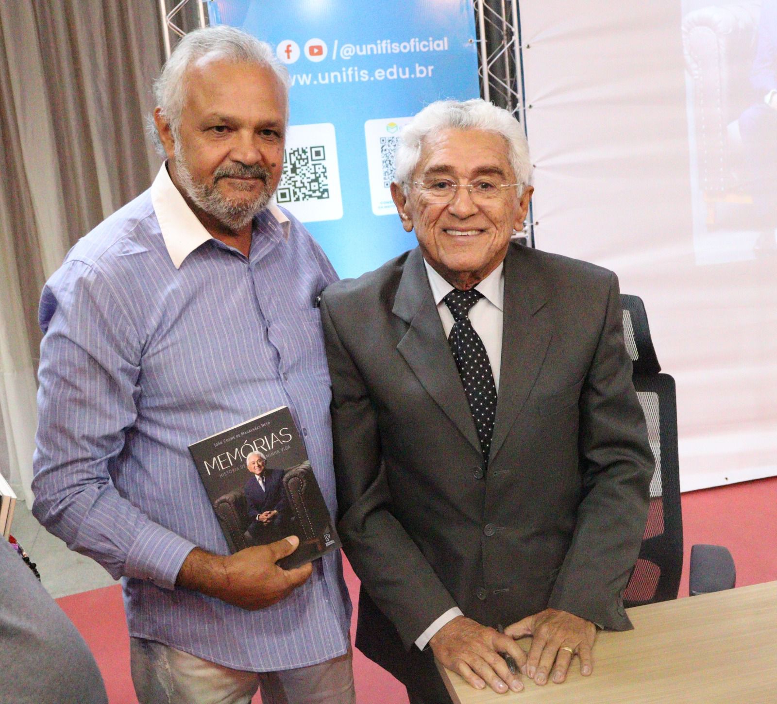 Sucesso na noite de autógrafos do 2º livro de Dr. João Cosme Magalhães